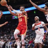 Kyshawn George (2e depuis la gauche) et les Wizards ont su défendre à la perfection face à Trae Young (11) pour une première victoire cette saison. KEYSTONE/AP/John Bazemore